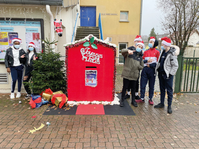 Décembre - Boîte aux lettres du Père-Noël au SMJ