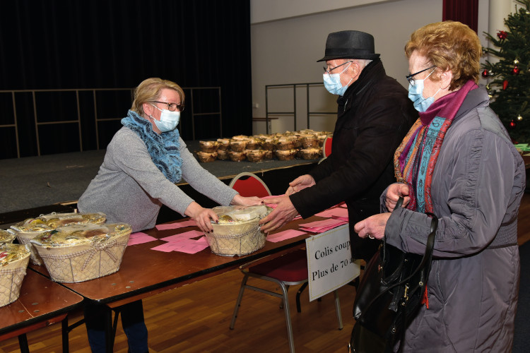 Décembre - Distribution des colis de Noël aux seniors