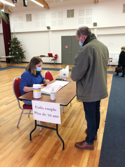 Décembre - Distribution des colis de Noël aux seniors