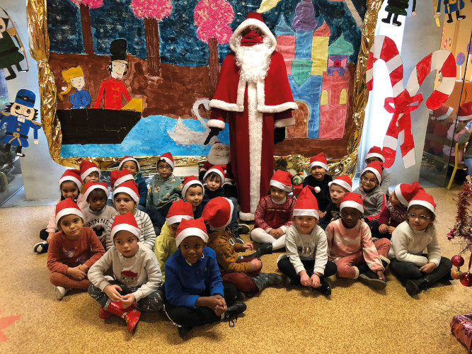 Décembre - Visite du Père Noël dans les écoles maternelles