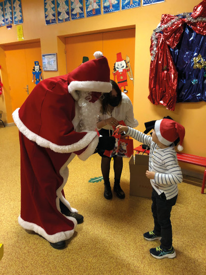 Décembre - Visite du Père Noël dans les écoles maternelles