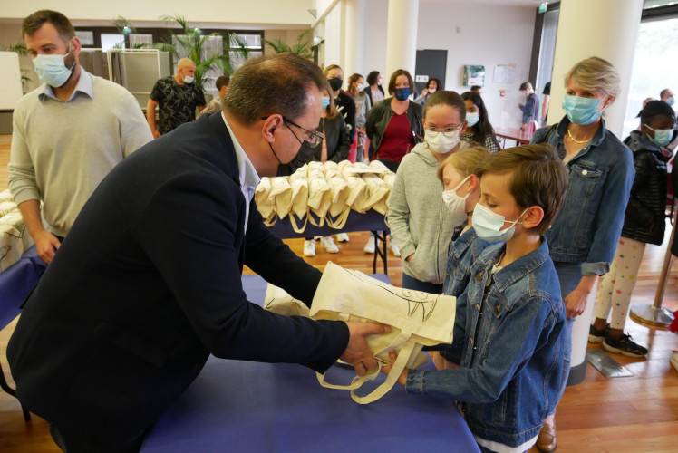 Juin - Distribution des dictionnaires aux CM2