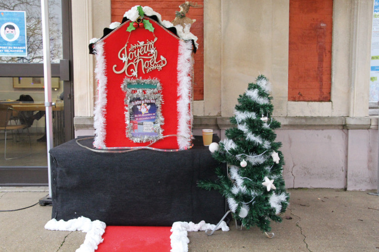 Décembre - La boïte aux lettres du Père Noël fabriquée par le groupe Ados-Actions