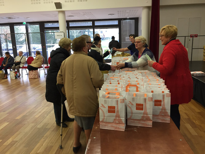 Décembre - Distribution aux seniors des colis et chocolats