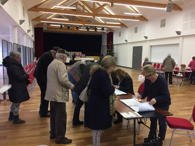 Décembre - Distribution aux seniors des colis et chocolats