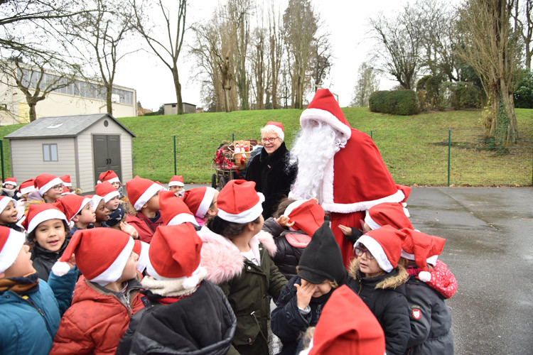 Décembre - Père Noël dans les écoles