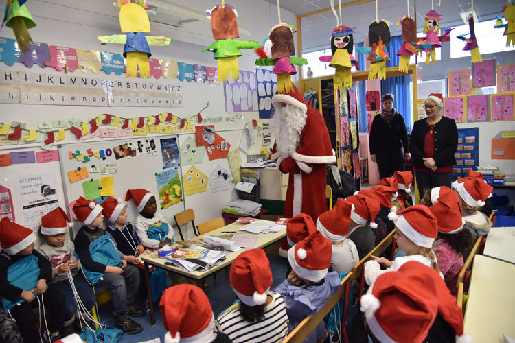 Décembre - Père Noël dans les écoles