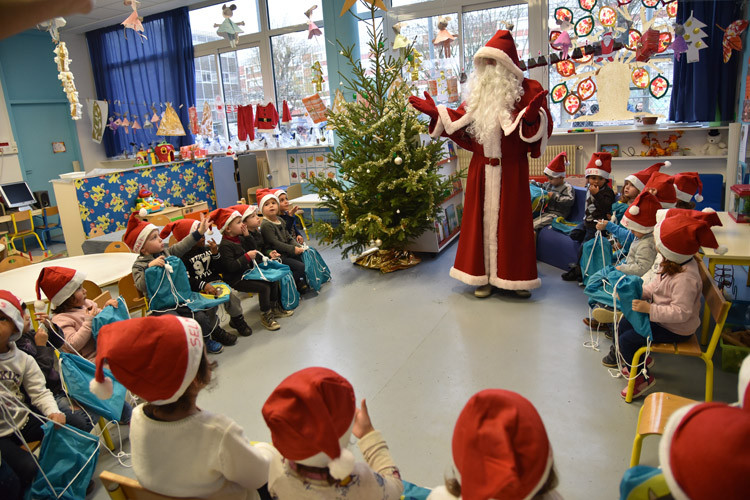 Décembre - Père Noël dans les écoles