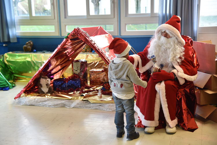 Décembre - Père Noël dans les écoles