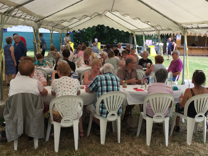 Juillet - Festival de l'été - Repas de l'Association Domontoise Franco-Polonaise