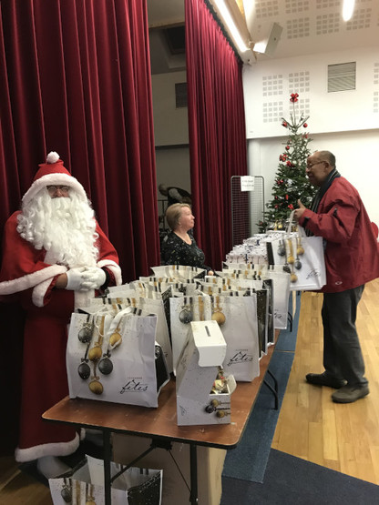 Décembre - Distribution des colis de Noël aux seniors