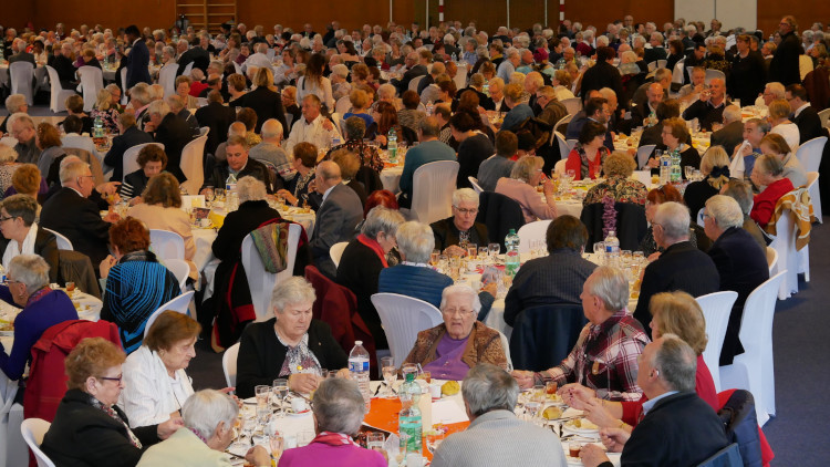 Mars - Déjeuner dansant des seniors