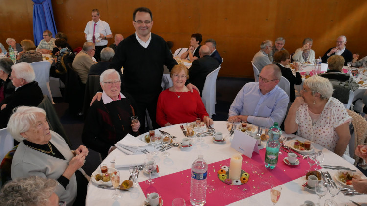 Mars - Déjeuner dansant des seniors