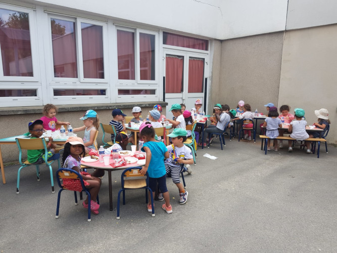 Juillet Maternel - Barbecue au centre