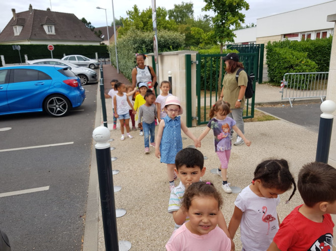 Juillet Maternel - Départ du centre Piaget pour Défoul'kids