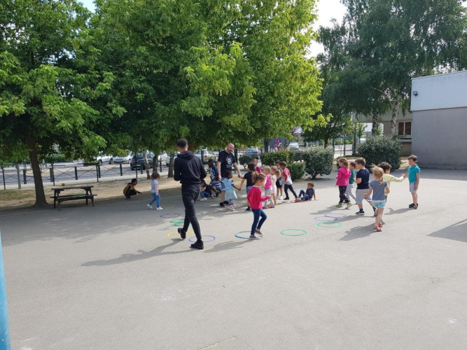 Juillet Maternel - Jeux musicaux extérieurs au centre Piaget