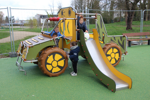 Voiture toboggan aire jeux coquelicots avril 2019 Voiture toboggan aire jeux coquelicots avril 2019